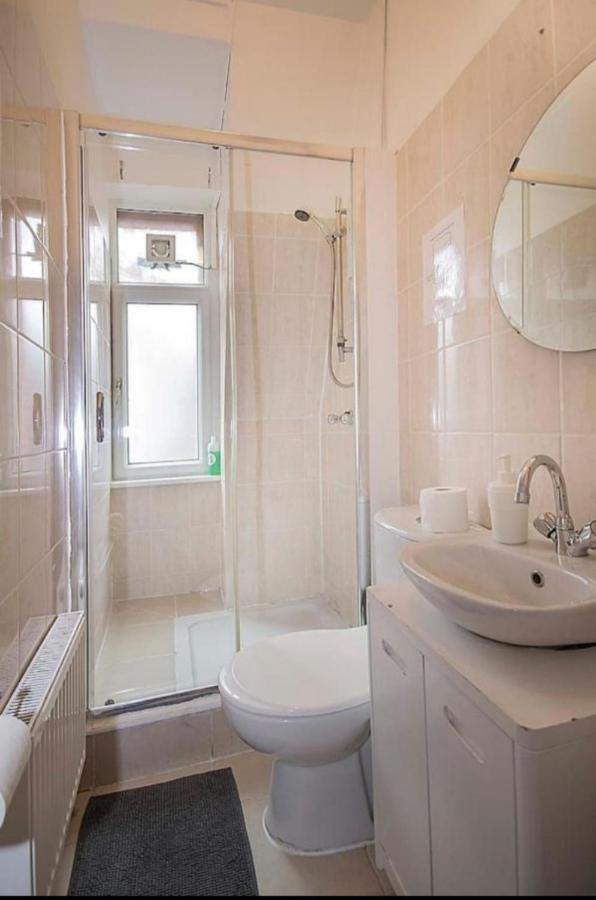 Single Room With Underbed 8 Londra Exterior foto