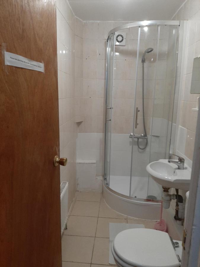 Single Room With Underbed 8 Londra Exterior foto